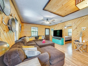 Broken Bow Cabin w/ Hot Tub + Game Room!