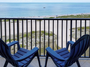 Walk to Sand Key! 11th-floor Clearwater Beach Gem