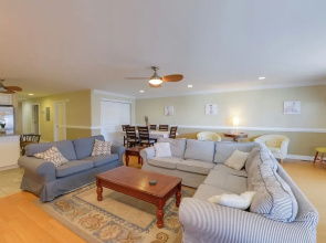Spacious Wildwood Townhome w/ Covered Balcony