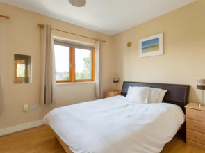 Modern 2 Bedroom Apartment With Private Balcony