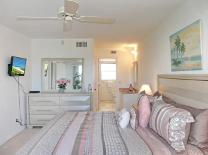 Coastal Style Condo With Pool, spa and Steps to Beach