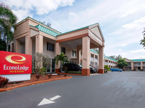 Econo Lodge Inn & Suites Clearwater Central