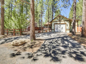 Central Big Bear Lake Retreat w/ Private Hot Tub!