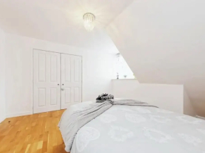 Beautiful Family Town Home With Private Parking