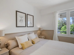 Beach-line apartment with 3 bedrooms in Estepona