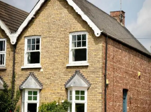 2 bedroom Stamford home with parking