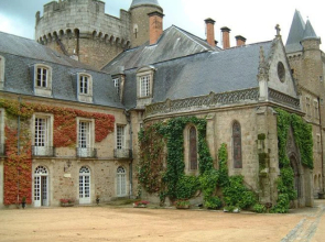 Chateau De Busset