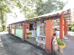 OYO 75372 Flight Hut Hotel