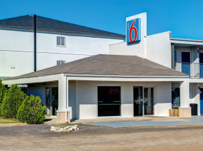 Motel 6 Sulphur Springs, TX