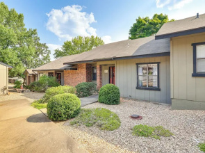 Bella Vista Townhome w/ Deck Near Back 40 Trail!