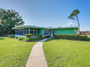 Walk to Ocean: Home in Panama City Beach!