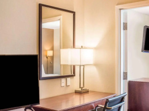 Econo Lodge & Suites