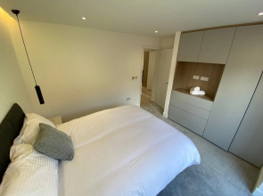 Stylish 2 Bed 2 Bath Flat with Garden