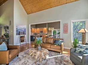 Grand Chalet w/ Hot Tub - Near Wintergreen Resort