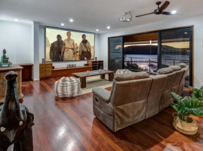 The Boathouse - Luxury Holiday Home with Jacuzzi