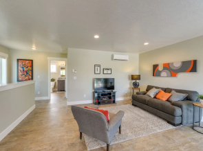 Modern Apt - 7 Mi to St. Anthony Sand Dunes!