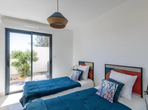 Modern apt with BALCONY at 1mn walk from the BEACH