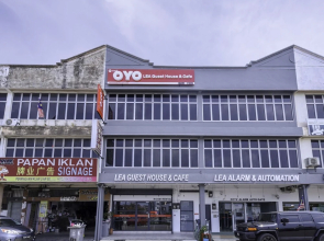 Lea Guest House & Cafe by OYO Rooms