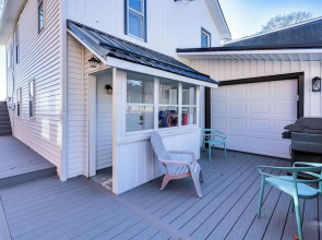 Waterfront Buckeye Lake Home w/ Deck & Dock!
