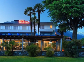 Ascona Lodge, Pool & Garden Retreat