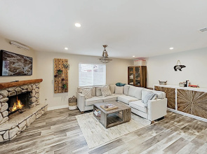 New Listing! Chic : Hot Tub & Outdoor Kitchen 2 Bedroom Cabin