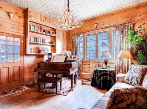 Barbee Cottage Downtown Private Home by McCartney