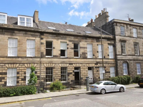 331 Attractive 2 bedroom apartment in Edinburgh's New Town