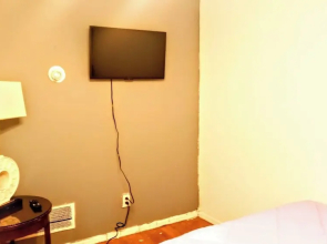 Room in Guest Room - Cozy Bedroom Close to Downtown