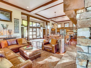 Golf Getaway w/ Hot Tub, Course Views in Cle Elum!