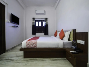 OYO 27626 Hotel Moonlight