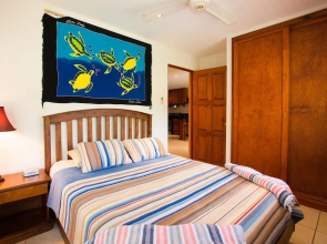 Charming unit that sleeps 4 - with pool - walking distance from Brasilito Beach
