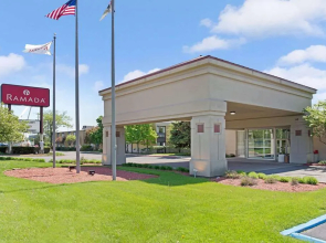 Ramada by Wyndham Waukegan/Great Lakes