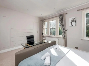 Modern Townhouse Steps from Bath’s City Centre