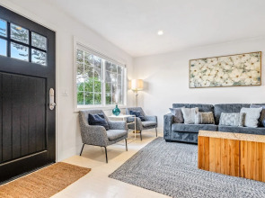 Your Dream Seaside Vacation! Charming 2 BDR Home