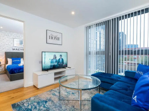MAEVELA Apartments - Luxury Broad St Apartment - 2 Bed, 2 Bath - City Centre/Cube/Mailbox - WITH UNDERGROUND PARKING ✓- L Shape Sofa, Large 50 inch Smart TV with FREE NETFLIX & WIFI