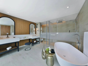 Отель Double Tree by Hilton Dubai Business Bay