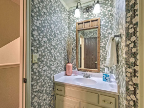 Red River Townhome With Balcony & Mtn Views!