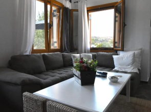 The Garden House only a 2 minute walk from the Picturesque Marine of Vourkari.