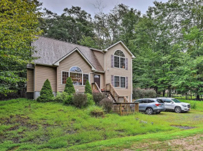 Pocono Mountain Home w/ 3 Community Lakes!