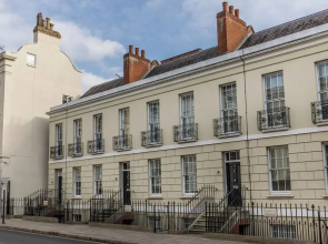 Stunning 2 Bed in Centre of Cheltenham