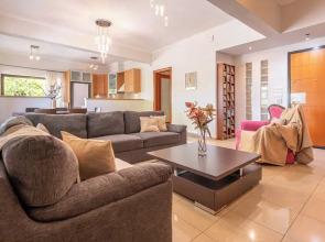 Phaedrus Living Moschato City Flat