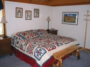 Aunt M's Kick Back 3 Br Cabin by RedAwning