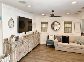 Cute Home 7 Blocks To Beach . Xbox . Bikes . Pets