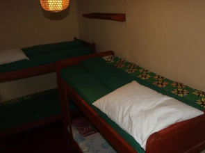 Room in B&B - Amahoro Guest House - 6-bed Mixed Dormitory Room no1