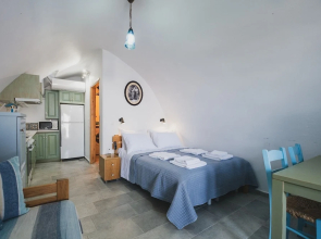 Karavos View - A Unique Artists' Hideaway Paradise