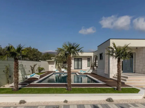 Sophisticated Oasis Residence Villa With Pool