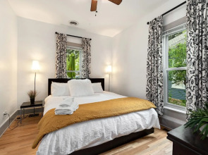 Lola House! Cozy Comfort, Prime Old Town Location