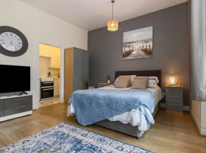 Tenby Studio Apartment - Stroll to Beach and Town