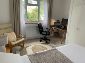 2 Bed-sleeps 4-parking-pets-10 min Walk to Beach