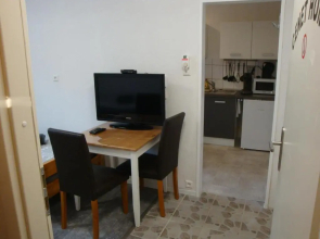 Cenet 1 Zimmer Apartment